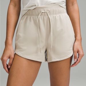 💕 SHIPS TODAY 💕 Lululemon Inner Glow High-Rise Short 3” 6 Mojave